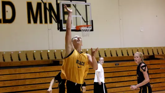 Sigrid Skorpen goes for the layup.