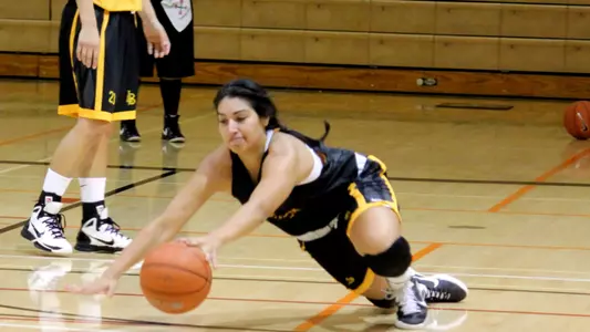 Alex Sanchez dives for the ball during a drill.