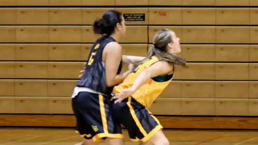 Mary Ochiltree boxes out Bianka Balthazar in a drill.