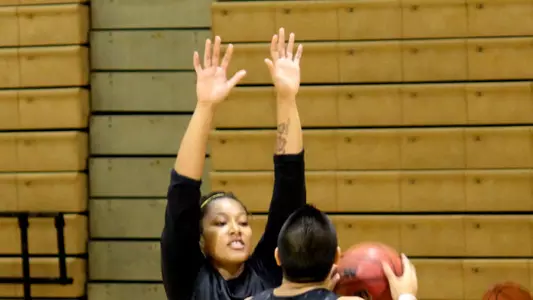 Tipesa Moorer closes out against one of the 49er practice players.