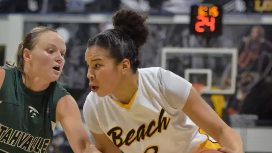 Bianka Balthazar (2) of the Long Beach State Women's Basketball team.
Photo by Steven Georges/LBSU