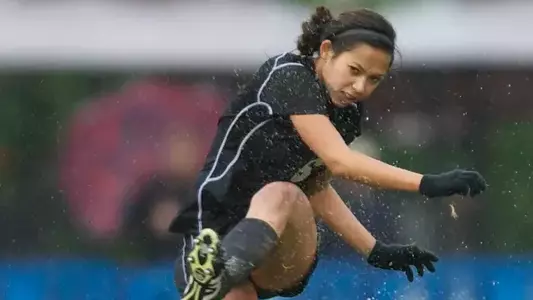 Senior Shawna Gordon has been named to the TopDrawerSoccer.com Team of the Week. (Photo by John Fajardo)
