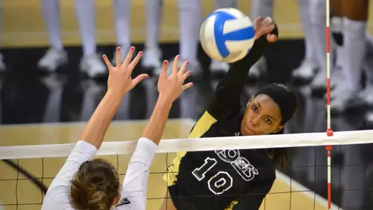 8/20/11 - Janisa Johnson (10) of the Long Beach State Women's Volleyball team as they play UMBC during the Long Beach State Mizuno Invitational at the Pyramid.
Long Beach went on to win 3-0.
Photos by Steven Georges/Long Beach State