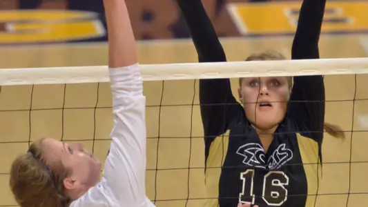 8/20/11 - Delainey Aigner-Swesey (16) of the Long Beach State Women's Volleyball team as they play UMBC during the Long Beach State Mizuno Invitational at the Pyramid.
Long Beach went on to win 3-0.
Photos by Steven Georges/Long Beach State