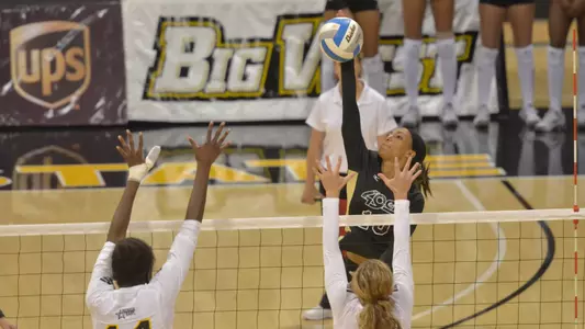 8/20/11 - Long Beach State Women's Volleyball team plays UMBC during the Long Beach State Mizuno Invitational at the Pyramid.
Photos by Steven Georges/Long Beach State