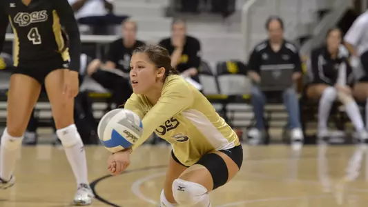 9/24/11 - Lauren Minkel (15) of the Long Beach State Women's Volleyball team playing Cal Poly at the Pyramid.
Photo by Steven Georges/Long Beach State