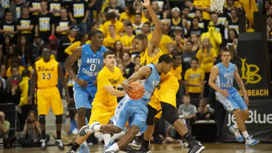Kyle Richardson defends the drive of Dexter Strickland of North Carolina on Friday, Nov. 16.