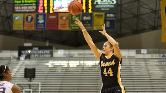 Lauren Spargo in the non-conference match against Washington at the Walter Pyramid, Long Beach, Calif. Sun., Nov. 18, 2012.