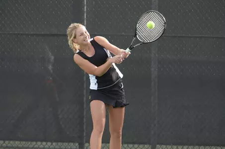 Karolina Rozenberg picked up her first dual singles victory, 6-1, 6-1 against Utah.