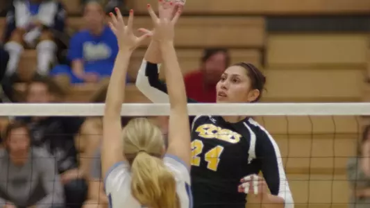 Alma Serna led the 49ers with 16 kills on .448 hitting.