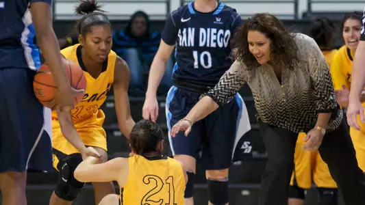 Raven Benton, Anna Kim, Head Coach Jody Wynn