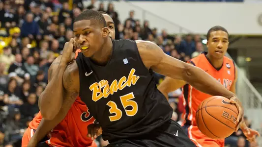 Dan Jennings in the Big West Conference match against Fullerton at the Walter Pyramid, Long Beach, Calif., Wed., Feb. 13, 2013.