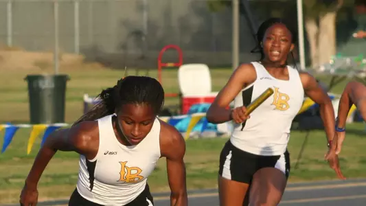 Kayla Goosby & Saedra Wright in the 4x100