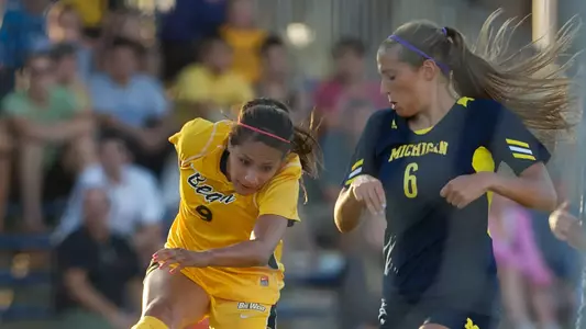 Sophomore Elizabeth Lyons