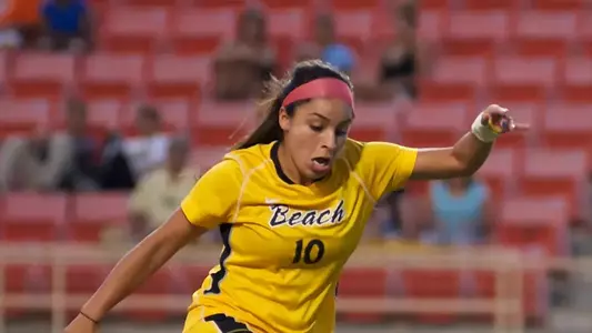 Senior midfielder Eileen Maes and the 49ers began preseason training on Wednesday at George Allen Field. (Photo by John Fajardo/LBSU)