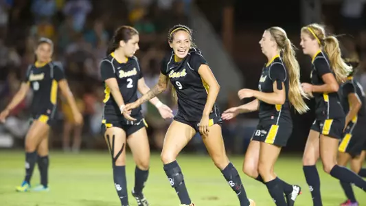 Sophomore forward Elizabeth Lyons has been named the Madness Women's Soccer Big West Player of the Week.<br><i>(Photo by John Fajardo)</i>