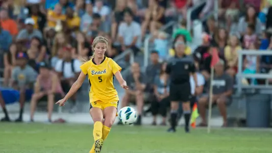Junior Taylor Nelson anchored a strong defensive effort in a 1-0 loss at Georgia.<br><I>(Photo by John Fajardo)</i>