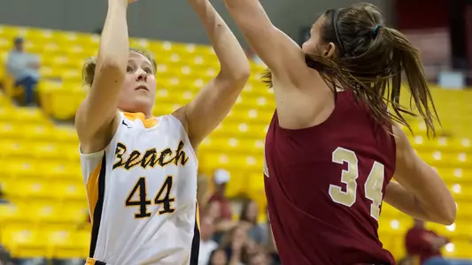 Junior Lauren Spargo tied for the team lead with 10 points in a narrow 63-60 loss at UC Davis.