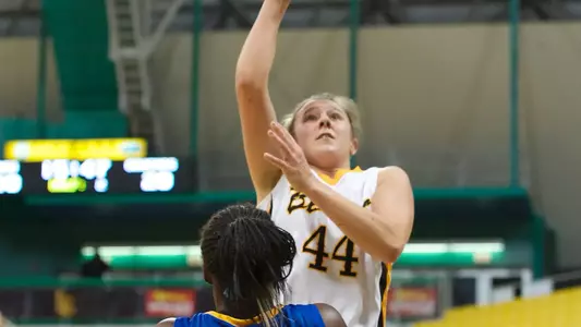Junior Lauren Spargo scored a game-high 19 points in a 72-53 win over UC Santa Barbara. (Photo by John Fajardo)