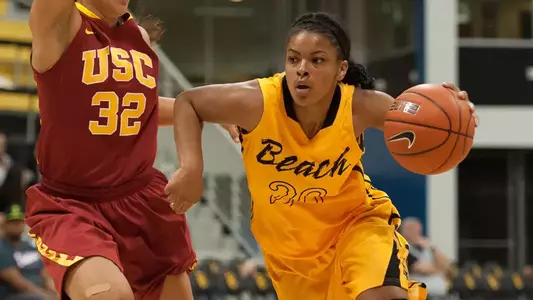 Sophomore Raven Benton scored a game-high 22 points in a 90-85 overtime loss to USC. (Photo by John Fajardo)