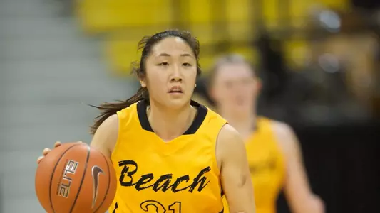 Freshman Anna Kim had a team-high 20 points in an 82-71 loss at Hawai'i.