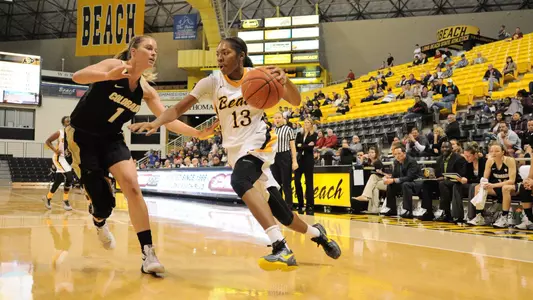 Junior Jewelyn Sawyer averaged 14.0 points and shot 84.6 percent from the field to lead the Beach to wins over Pacific and Colorado. (Photo by John Fajardo)