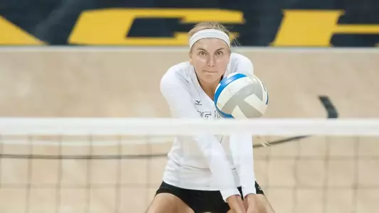 Nele Barber averaged 3.50 kills and 3.33 digs per set last week as the Beach went 2-1.