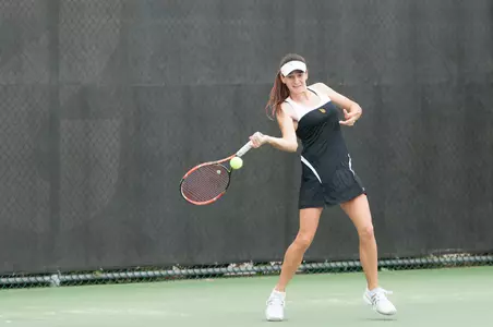 Junior Hayley Thompson picked up a win at No. 5 to move her singles winning streak to 12 straight matches.
