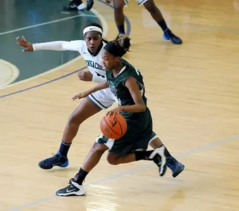 Transfer Teadra Jones defending on the perimeter