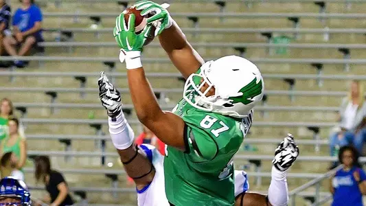 Kelvin Smith pulls in a touchdown pass from Mason Fine in the fourth quarter of Saturday's game (photo by Rick Yeatts Photography/Manny Flores)