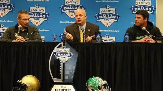 Army coach Jeff Monken (left), Zaxby's Heart Of Dallas Bowl executive director Brant Ringler (center) and North Texas coach Seth Littrell