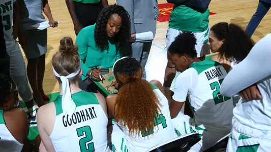 1819_WBB_Huddle1