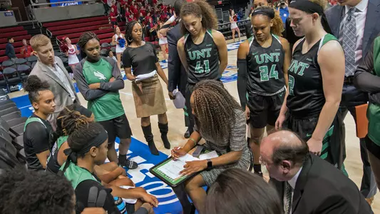 1819_WBB_HuddleSMU2