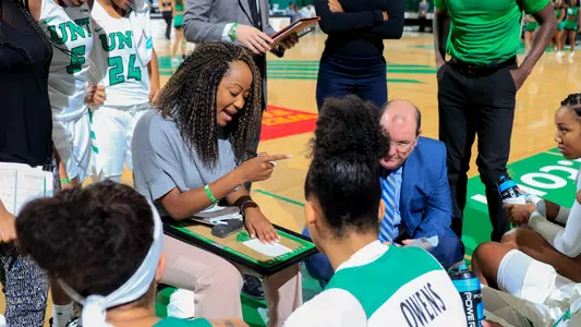 1819_WBB_Huddle5