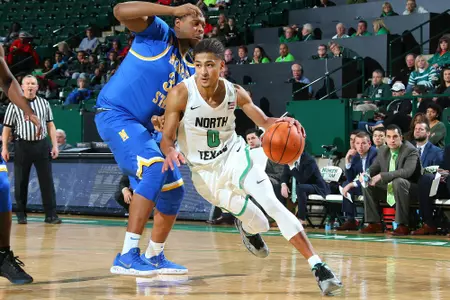 Ryan Woolridge driving to the hoop