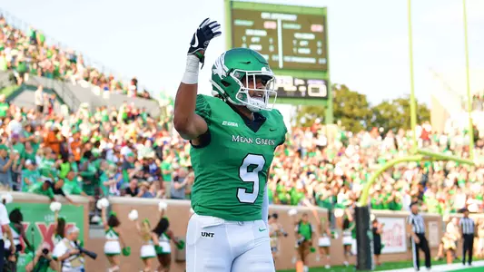 Jalen Guyton celebrates a touchdown against SMU