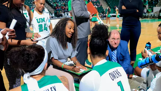 1819_WBB_Huddle11