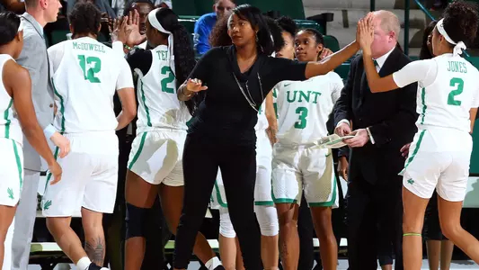 1920_WBB_Huddle4