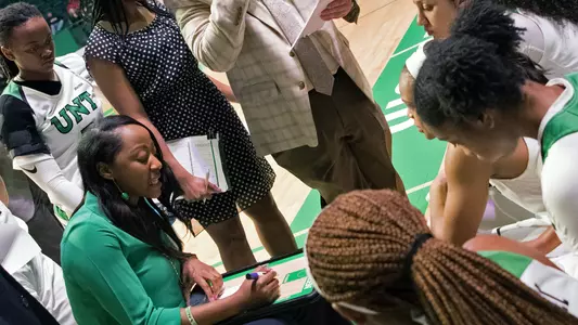 1819_WBB_Huddle12