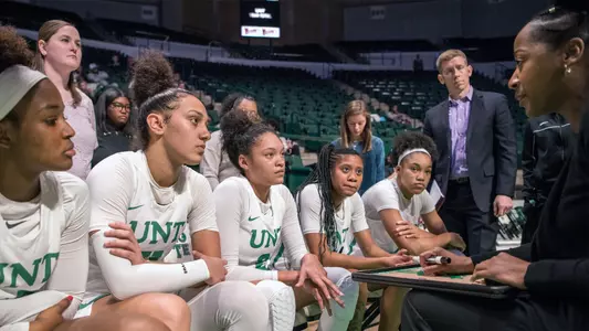 1920_WBB_Huddle5
