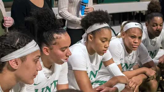 1920_WBB_Huddle9