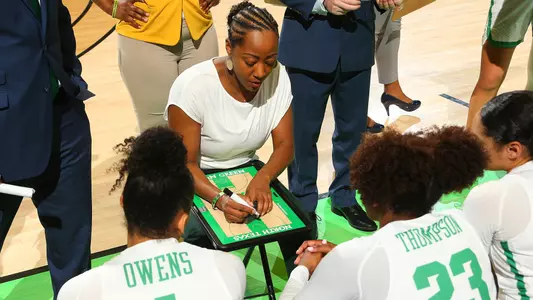 1920_WBB_Huddle11