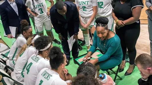 1920_WBB_Huddle7