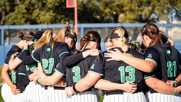 Softball huddles before its game versus UTSA at Roadrunner Field on March 20