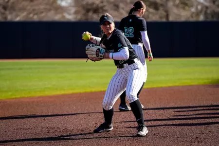 Elizabeth Andrews warms up before game against Murray State on Feb. 13