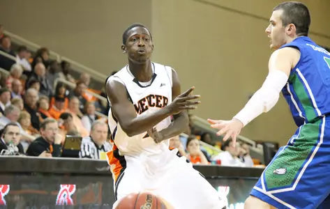 Men's Basketball Edges FGCU in Overtime, 77-70 Image