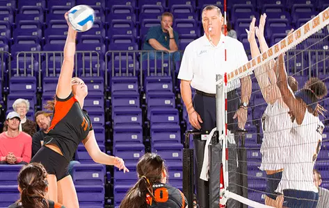 Volleyball Edged by Northern Kentucky, 3-2 Image