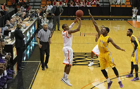 Men's Basketball Sustains Home Winning Steak Image