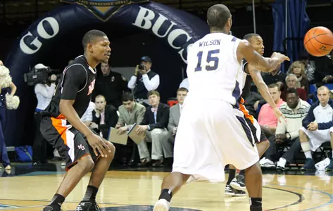 Men's Basketball Battles to 71-54 Victory at ETSU Image