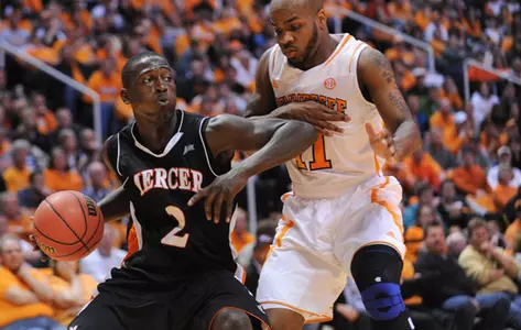 Men's Basketball Defeats Tennessee in NIT Opener Image